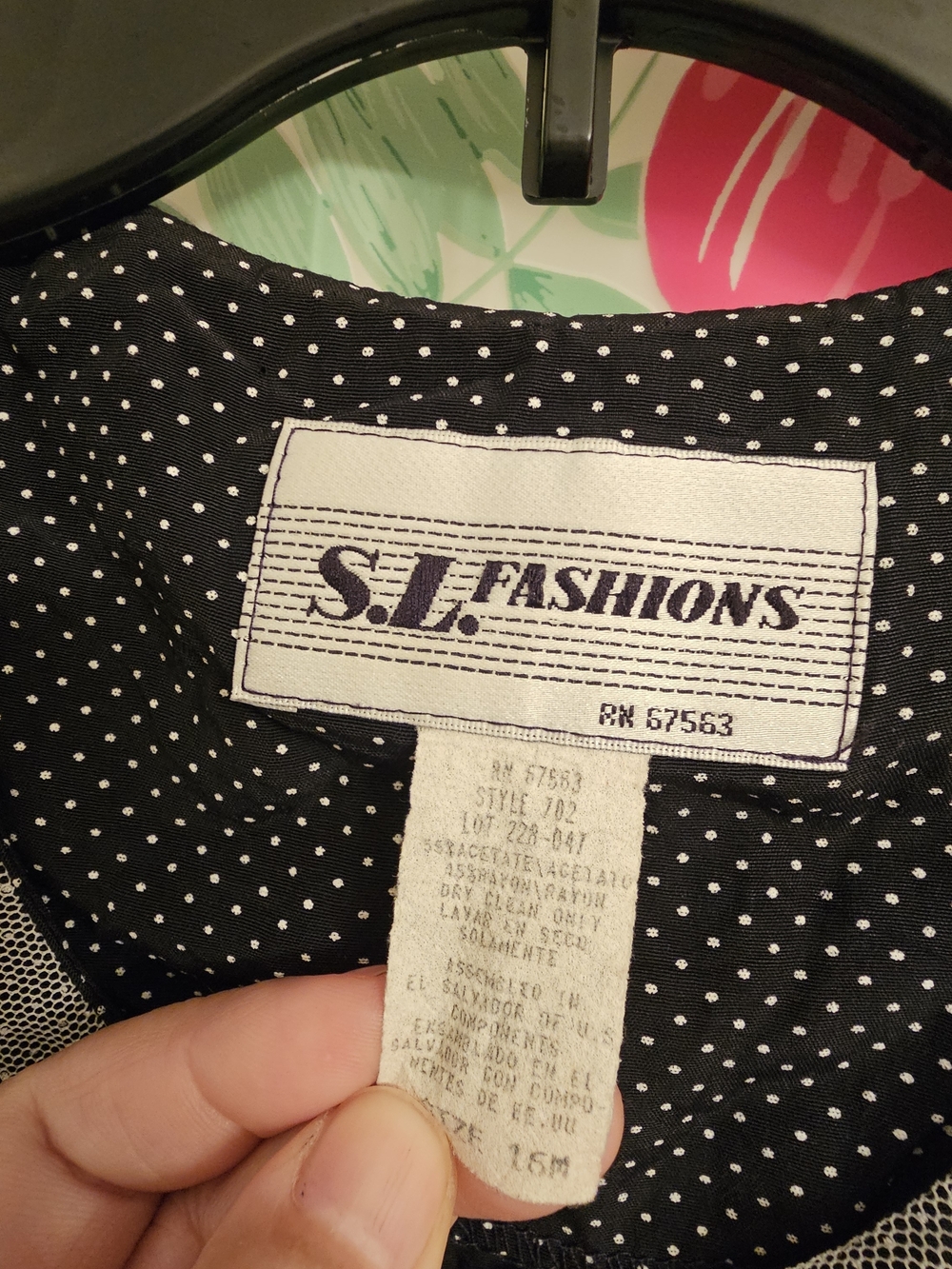 Vintage-Inspired Polka Dot Button-Front Dress with Lace Collar - Picture 6 of 11